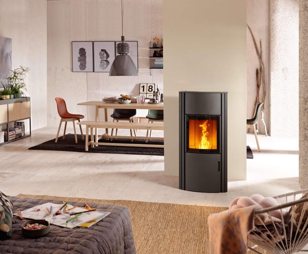 Austroflamm pelletkachel in woonkamer