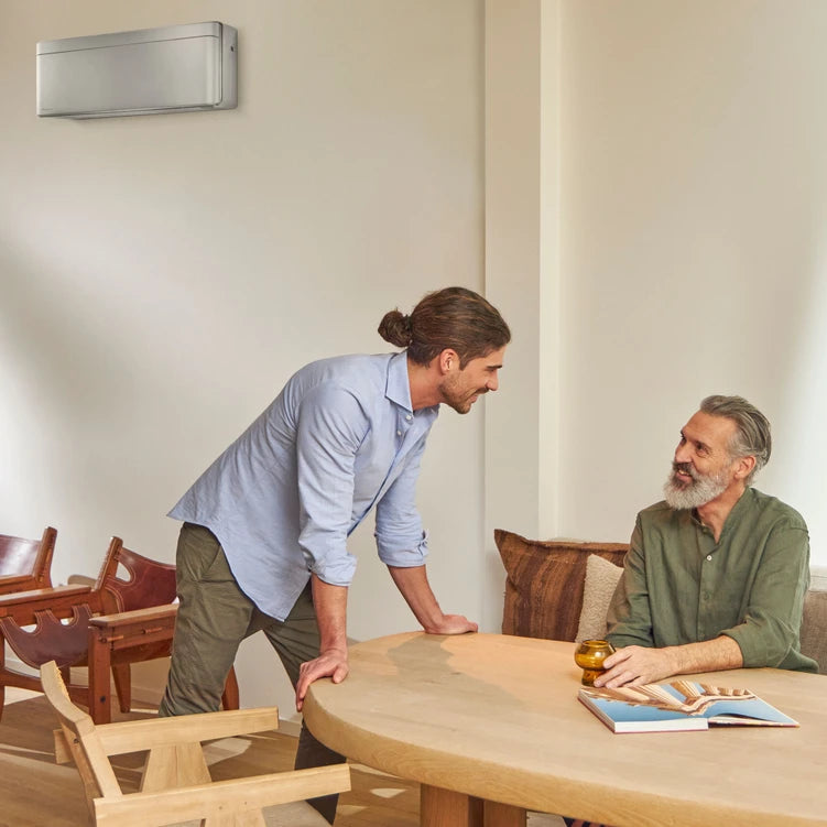 Daikin Stylish airco (grijs) in eetkamer