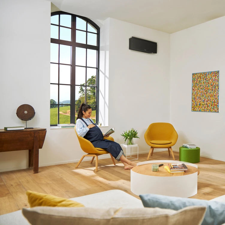 Daikin Emura zwart in woonkamer