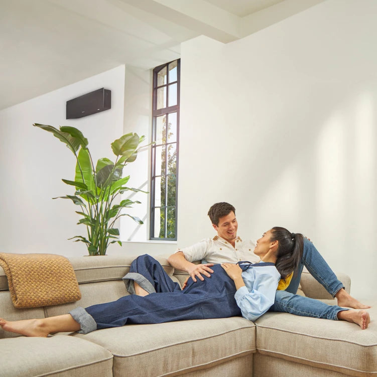 Daikin Emura zwart in woonkamer