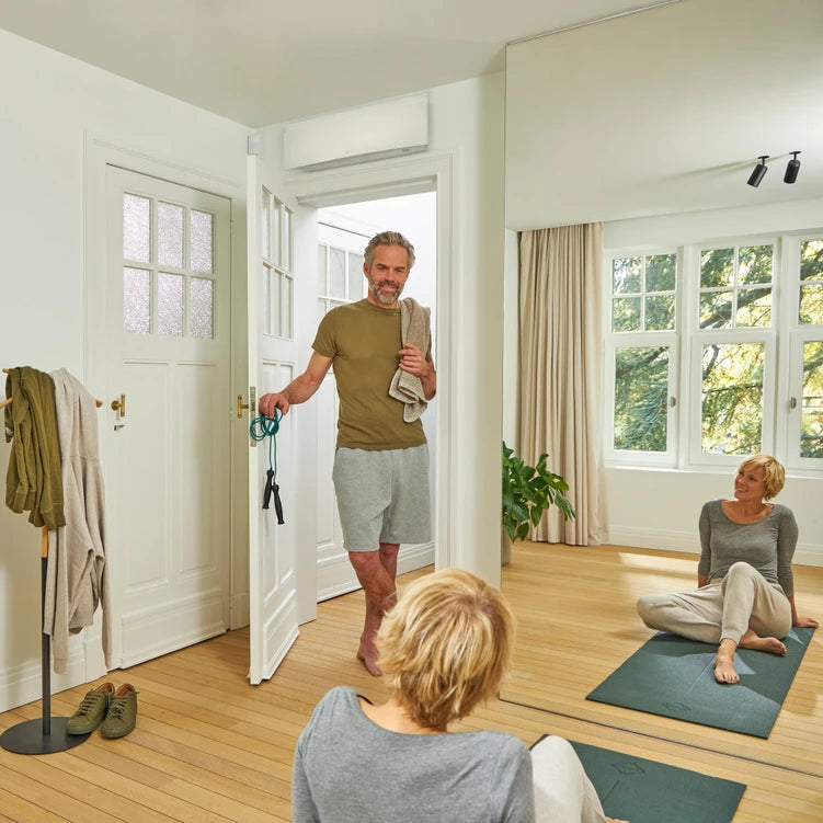 Daiking Emura wit in sportkamer